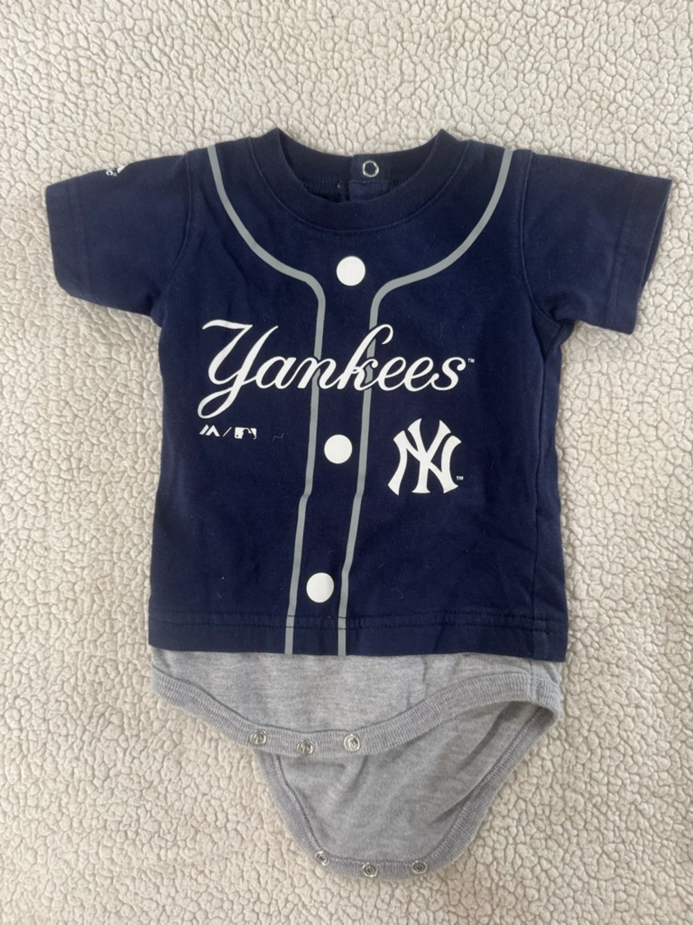 Majestic Navy and Gray Yankees One-Piece Bodysuit